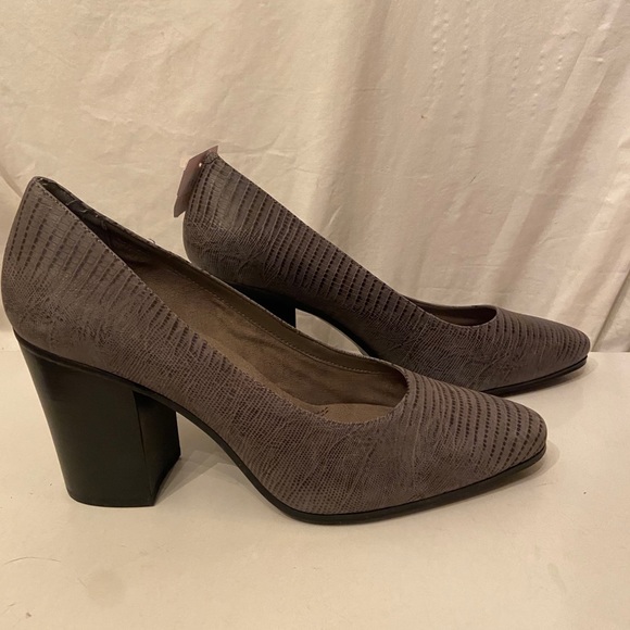 AEROSOLES Shoes - Aerosoles heelrest gray leather texture pumps sizes 11 & 10.5 both NWT